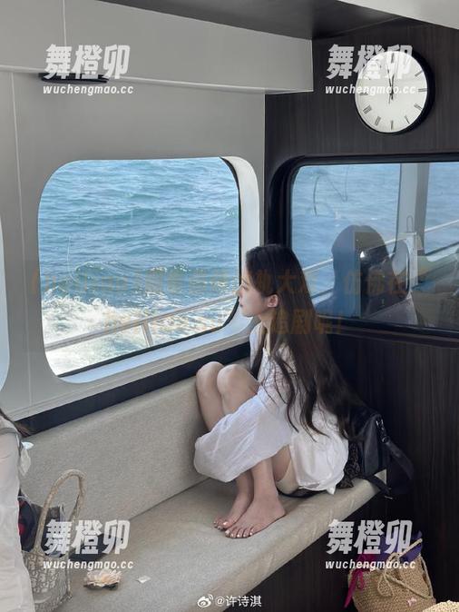 观看偶像出轨大戏，仿佛在“heiliao.su”上追剧呢！