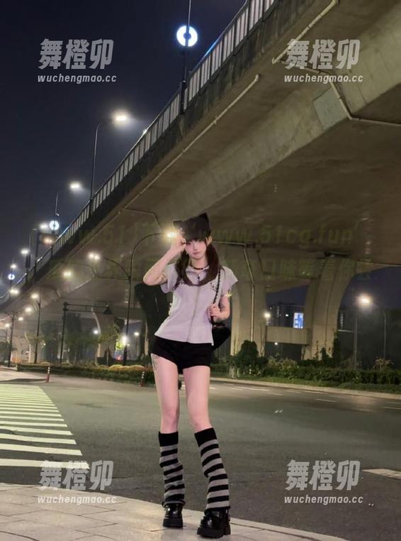 www.51 下载‘www.51cg.fun’,瓜的世界瞬间打开,新奇口味等着你尝!
