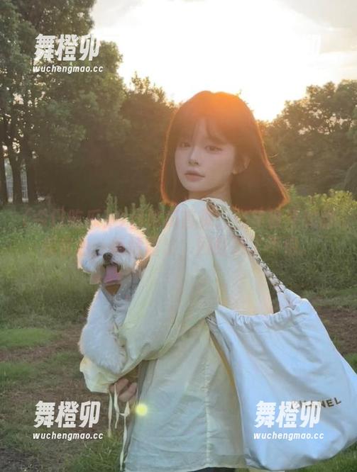 今日吃瓜首页：当年被夸的甜美音色，隐情露出，网红哭了不怕。