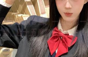 吃瓜导航：一边吃瓜一边看视频，四十五度角仰视人生。