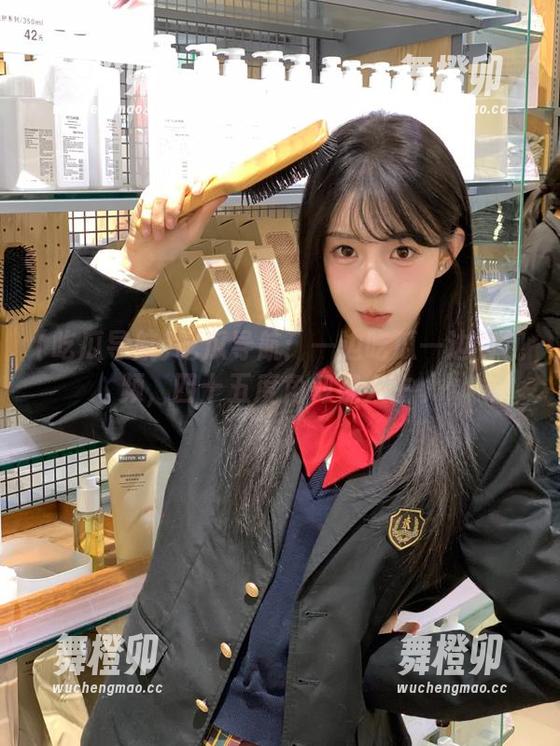吃瓜导航：一边吃瓜一边看视频，四十五度角仰视人生。