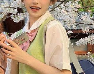 在“暴走黑料”网站的网页上，每一个点击都是对八卦的一次探索，刺激又好奇。