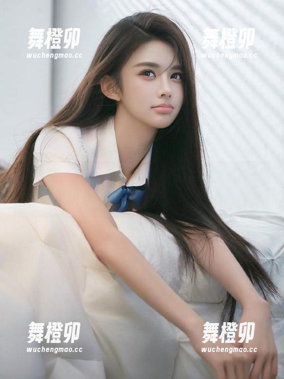 跟着黑料app的官网入口走，不怕永不迷路，瓜到你口边！