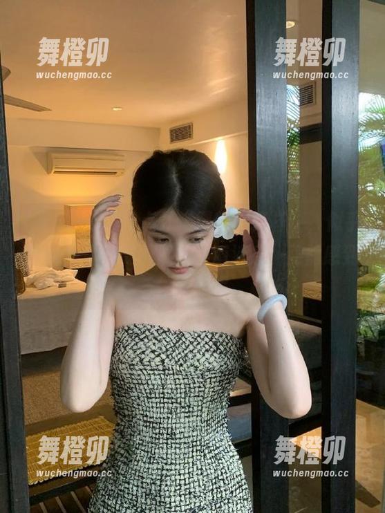 点开“黑料不打样”，似乎可以免费享受悬疑与小道消息，隐隐感到一丝紧张呢。