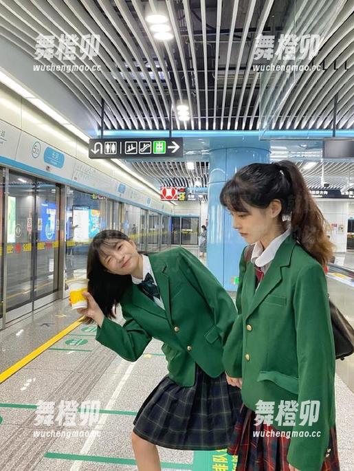 登录“黑料正能量”，就算再迷路，吃到瓜的一瞬间，通往正能量的路又亮了！