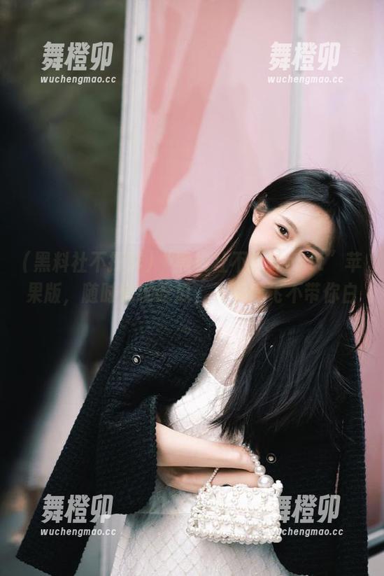 “黑料社不打烊zztt”苹果版，随时随地吃瓜，不带你飞不带你白。
